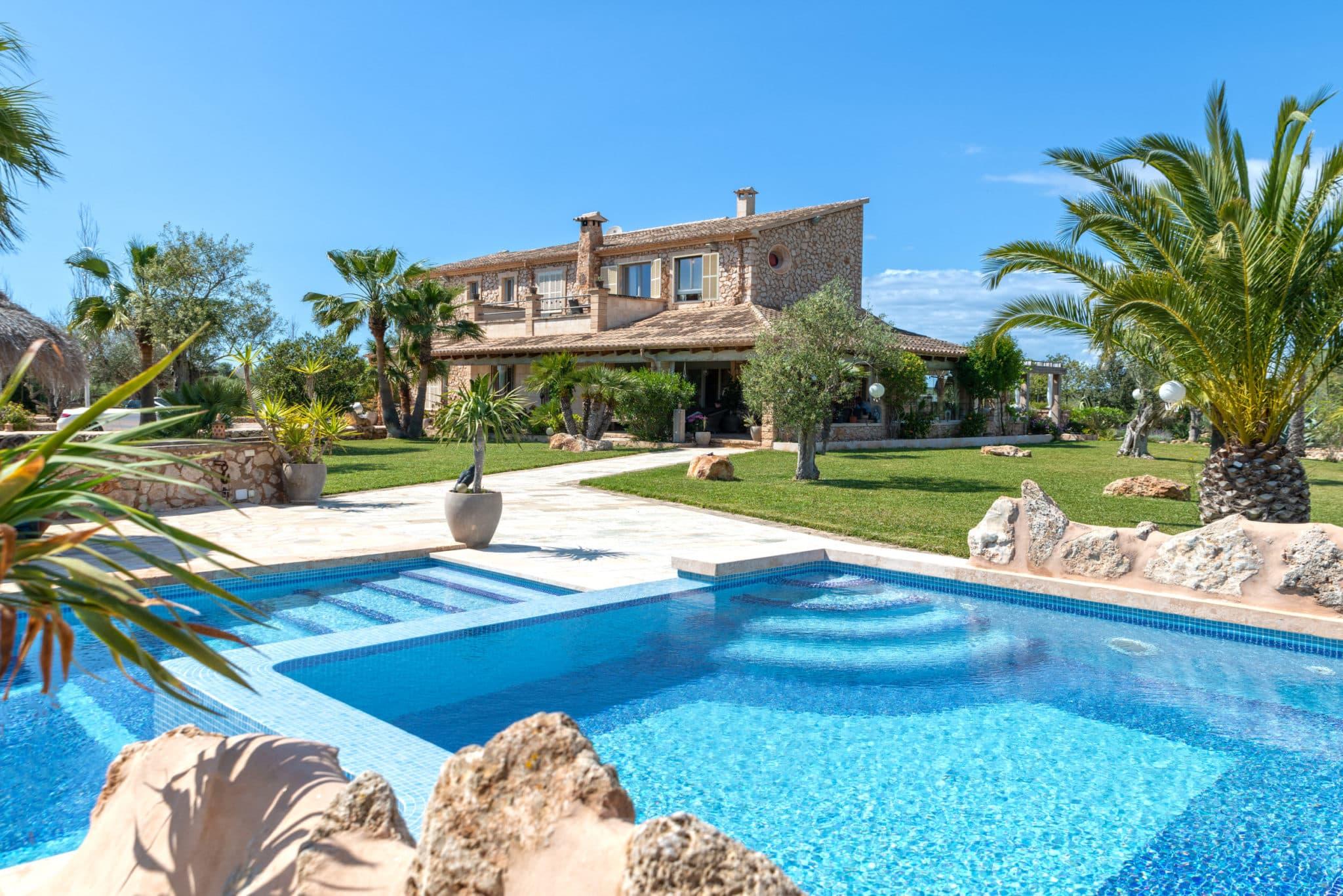 Exclusive natural stone finca near Santanyí with holiday license – Mediterranean luxury on 1.6 hectares of land