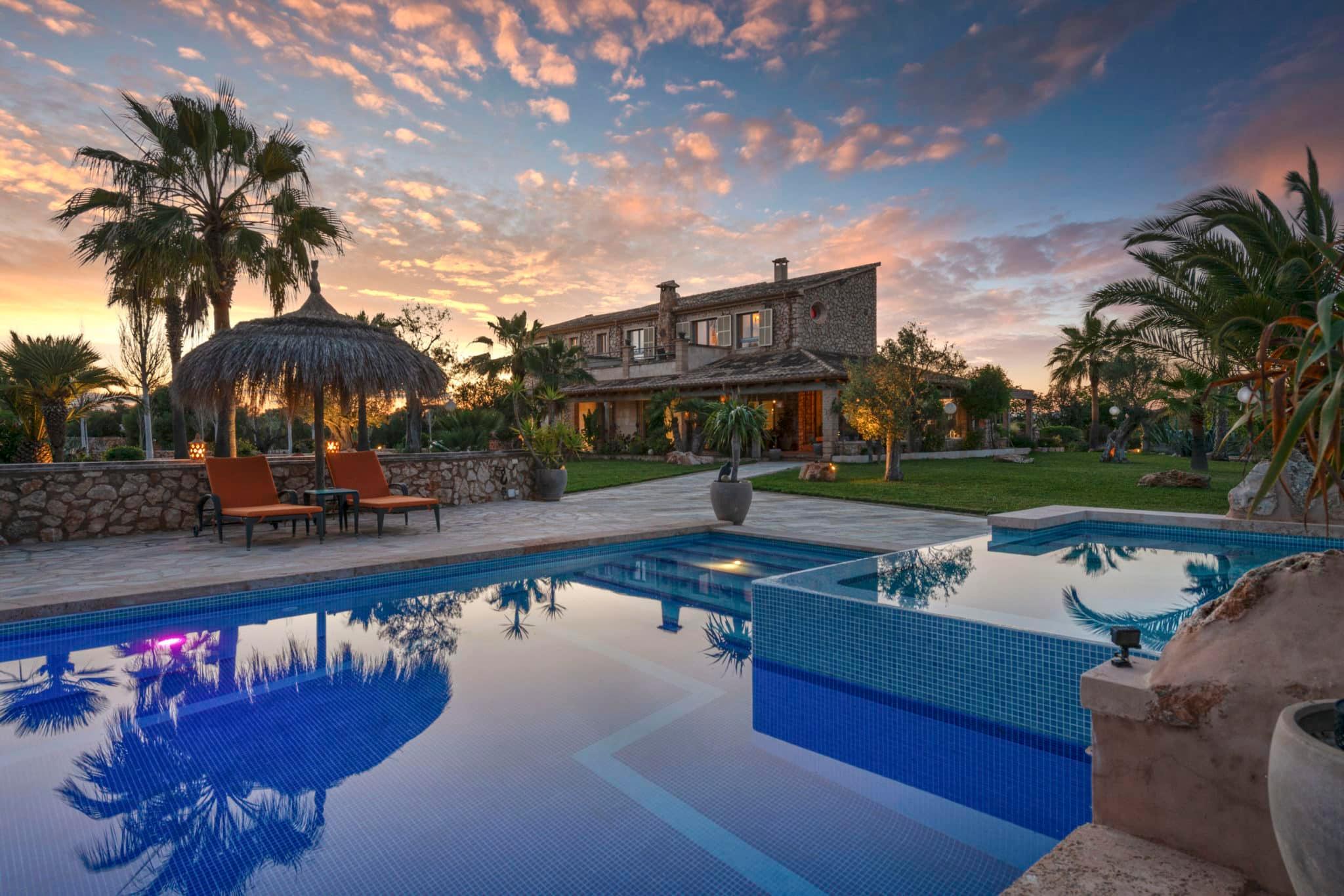 Exclusive natural stone finca near Santanyí with holiday license – Mediterranean luxury on 1.6 hectares of land